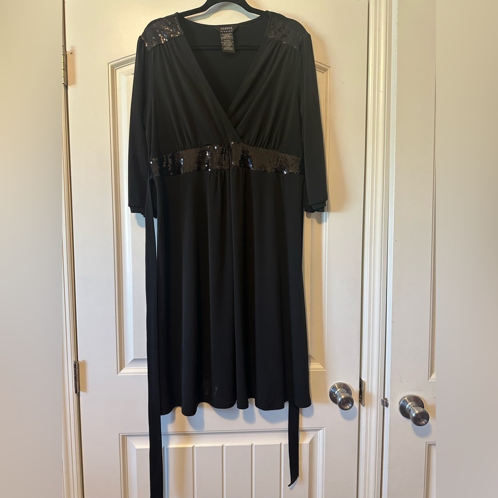 Women’s Size XL-Black dress w/sequin details & built in tie